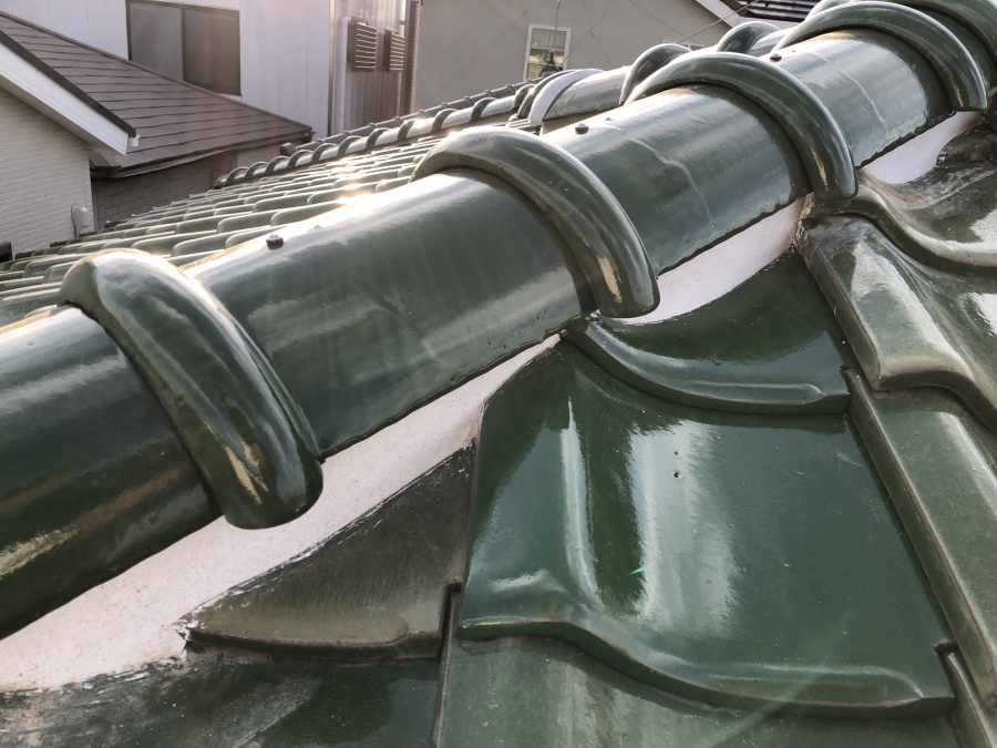 台風で倒壊し雨漏りの原因となっていた棟瓦の積み替え後