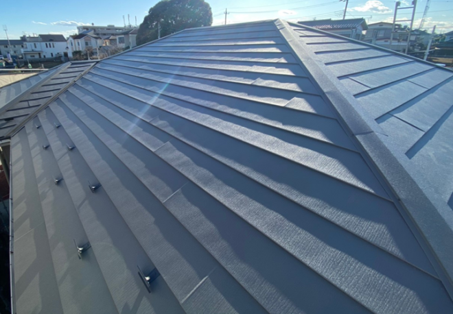 スーパーガルテクトを使用した屋根カバー工事が完了