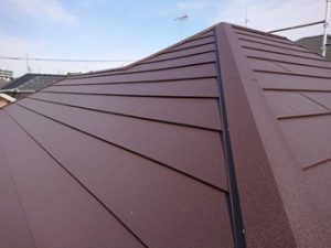 棟板金を設置し屋根カバー工事が完了