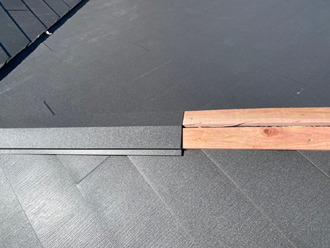 貫板にビスを使用して棟板金を設置