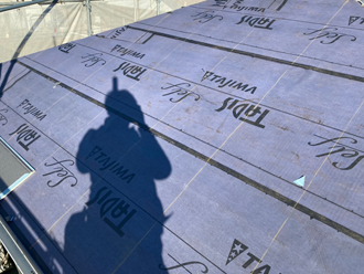 防水紙を重ねて葺きます