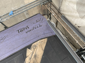 軒先から防水紙を設置