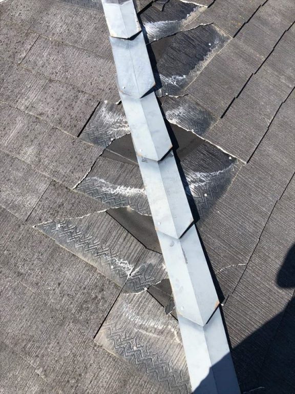 板金付近の屋根材の割れ