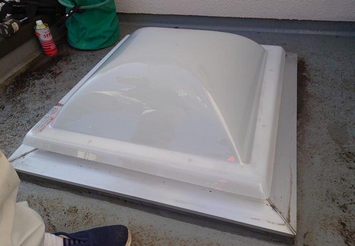 明り取りドームを被せて設置位置をチェック