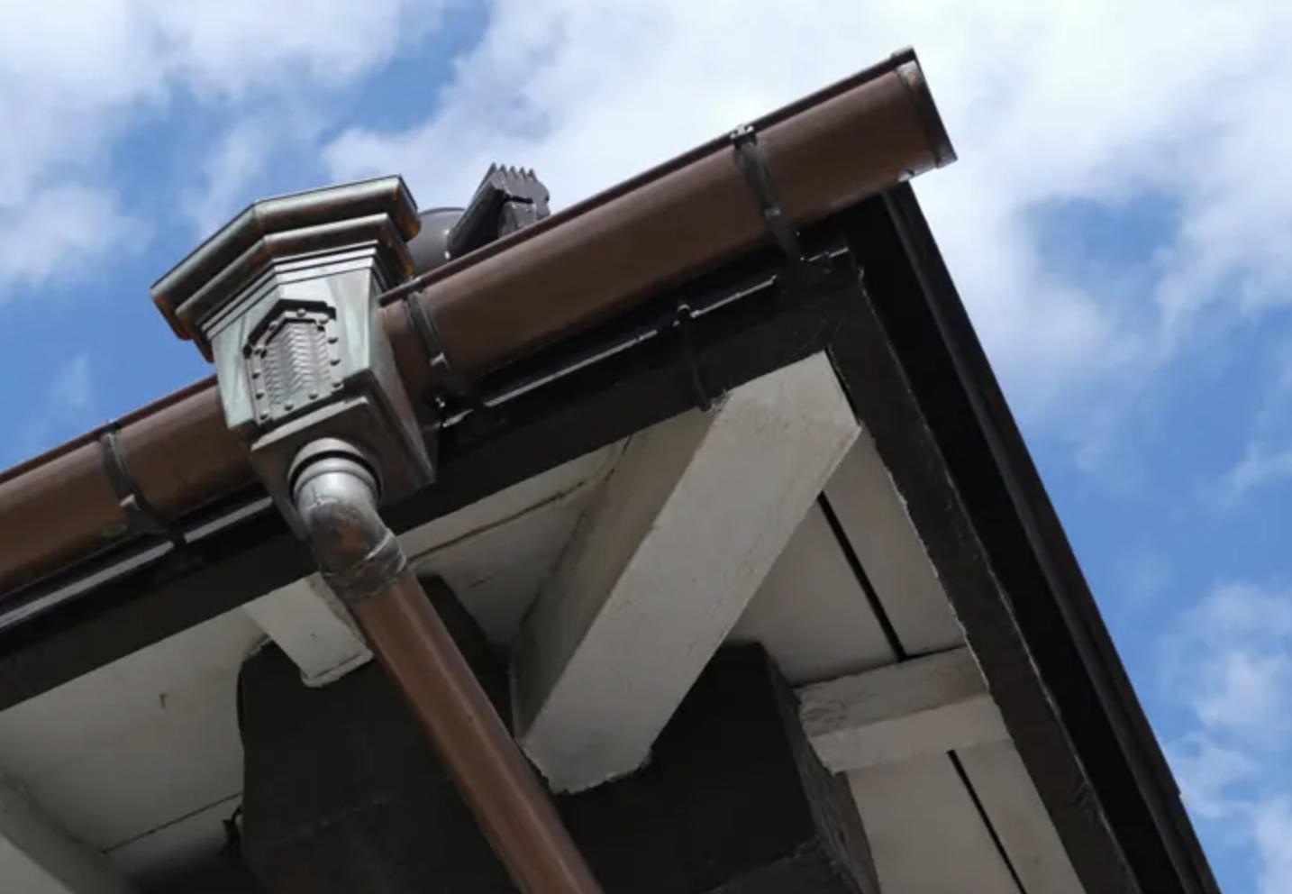 調布市の皆さん、雨樋の不具合からの雨漏りには注意です！