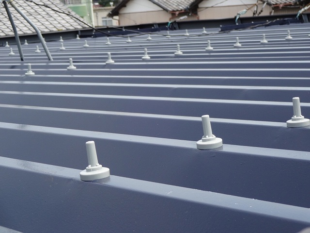 工場などの折板屋根からの雨漏りはボルトキャップで防止！