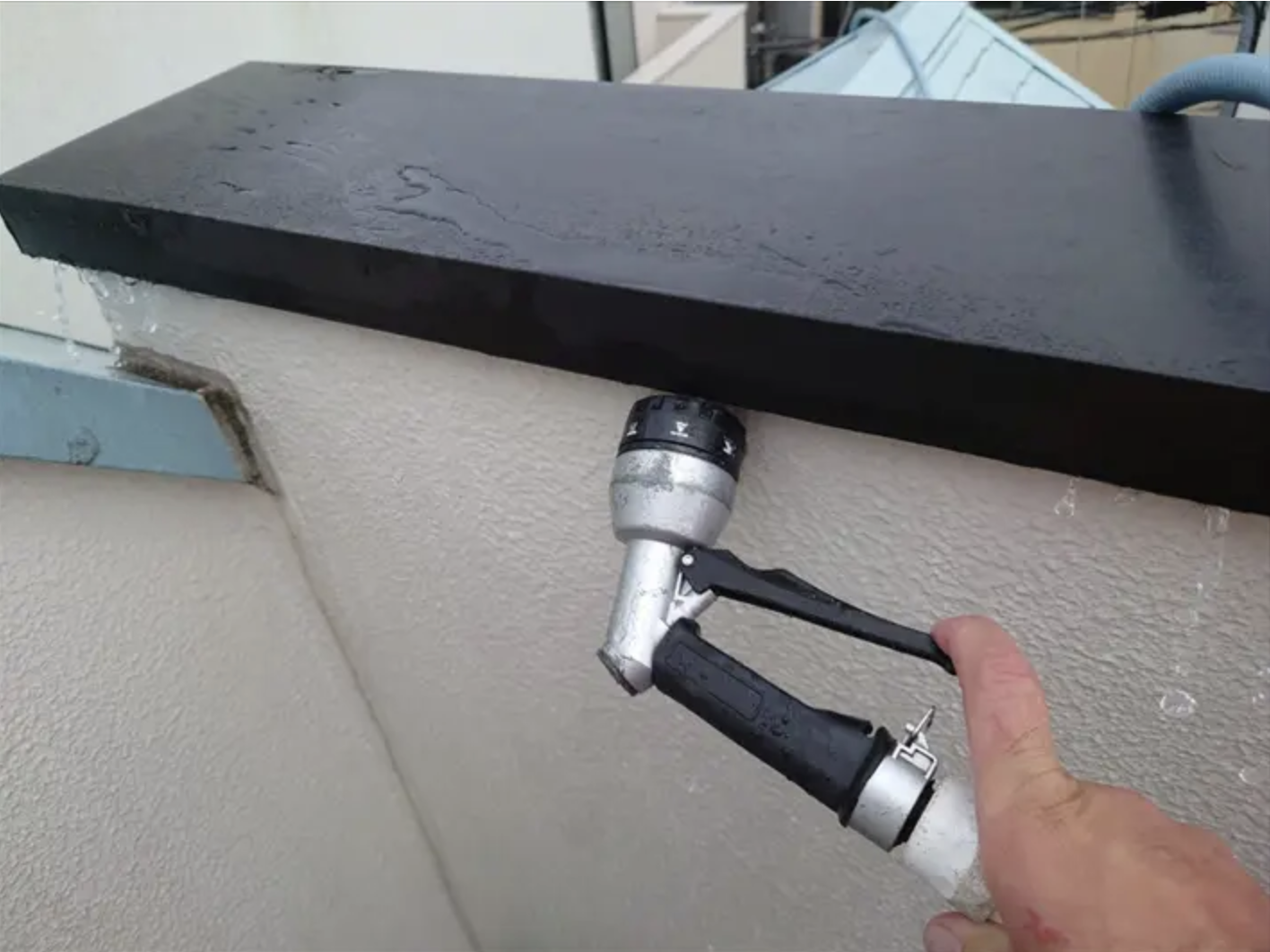 調布市で雨漏りにお悩みなら、散水試験で原因箇所を特定いたします！