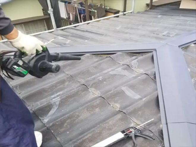 かわらU屋根の棟板金交換工事が完了