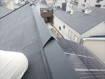 棟板金がめくれた片流れ屋根