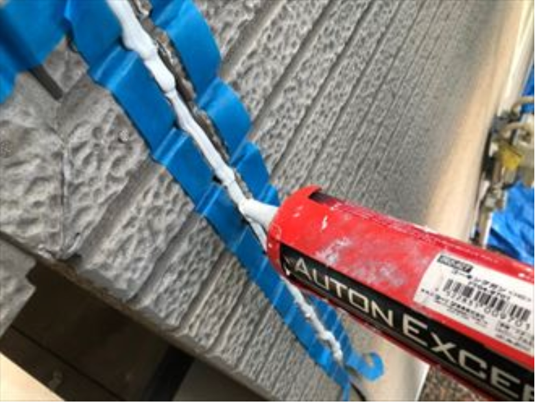 コーキングを充填する様子