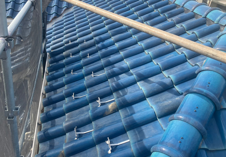 雪止めが設置された瓦屋根