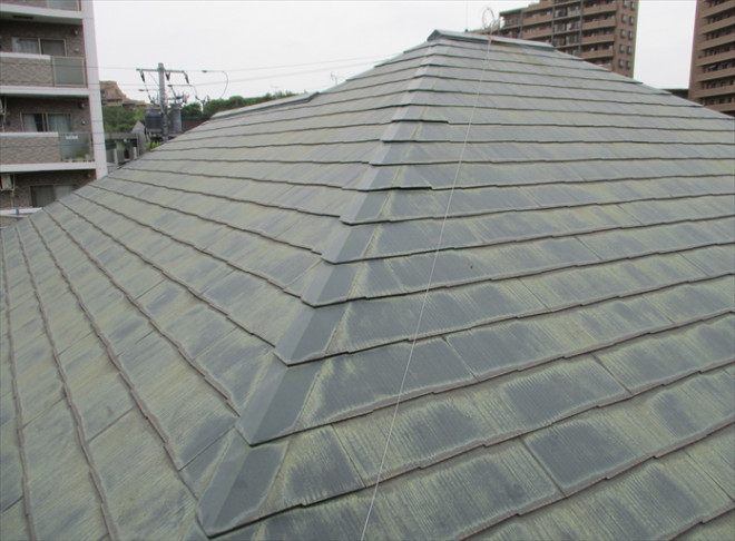 雨漏りを起こしたスレート屋根にはチョーキングが出ていました