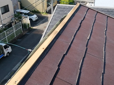 棟板金が飛ばされてしまった片流れ屋根