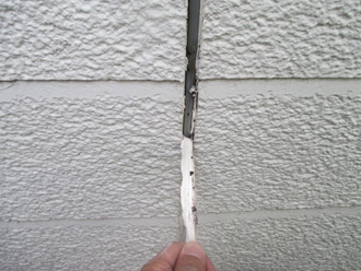 劣化した既存のシーリングを剥がします