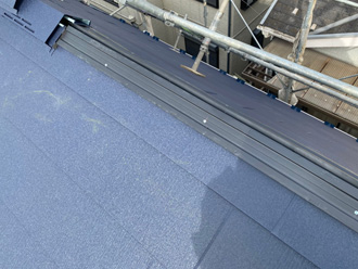 屋根カバー工法　棟板金設置