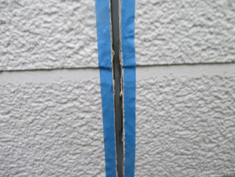 テープで周辺を養生