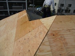 野地板の重ね張りには厚さ12㎜を使用