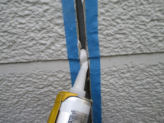 シーリング材を目地に充填