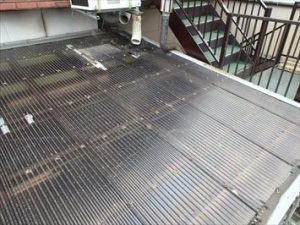 エアコンの室外機を吊り上げて作業