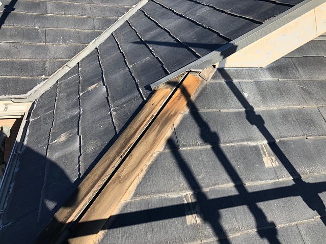 棟板金を撤去した後の貫板