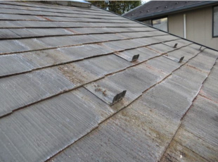 塗装前のダメージを受けたスレート