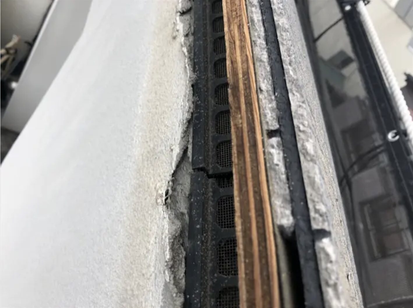 棟板金と貫板を外した取り合い部分