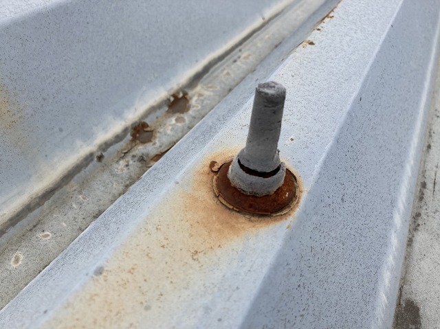 破損しているボルトキャップ