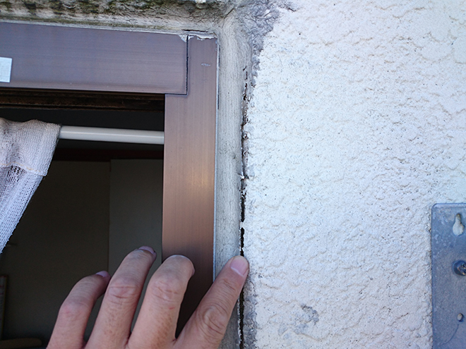 窓サッシ周りのコーキング