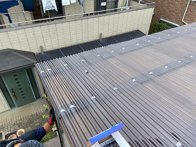 さいたま市岩槻にてサンルーム屋根の上張り　波板取付