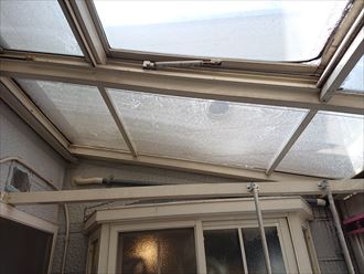 東京都中央区日本橋人形町でサンルームのポリカ屋根から雨漏り、原因は雹によるものでした