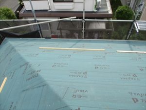 軒先から棟に向かってルーフィングを敷設