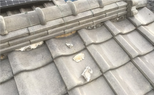 剥がれて屋根に落ちている漆喰