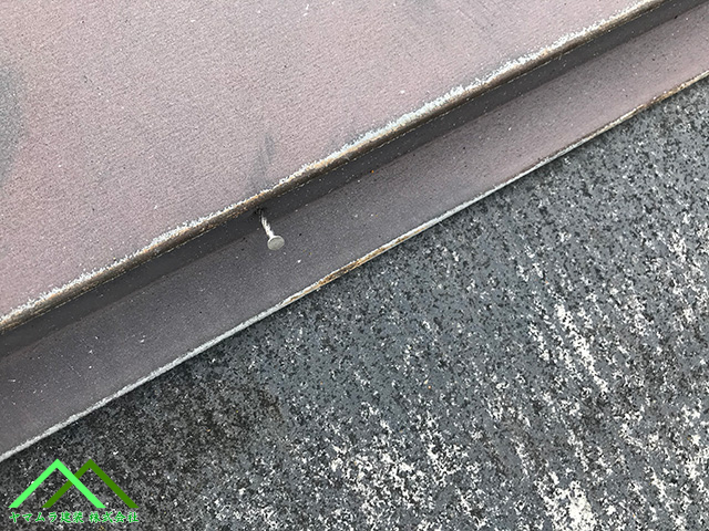 固定の釘が抜けています