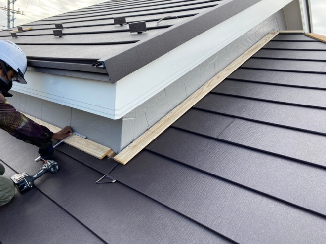 雨押え部分の貫板を設置している様子