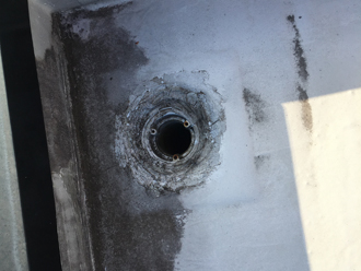 排水口廻りは劣化してひび割れています