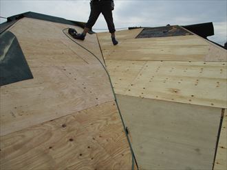 隙間なく野地板を貼り付け