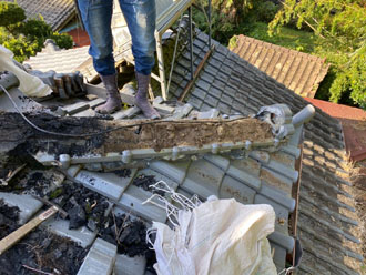 雨漏りしている部分の棟瓦を解体