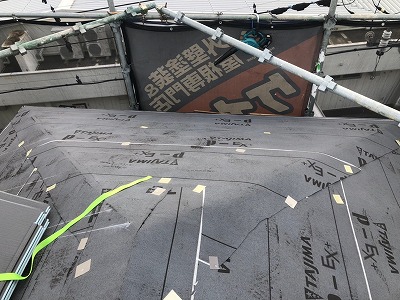 ルーフィングを貼り付けます。