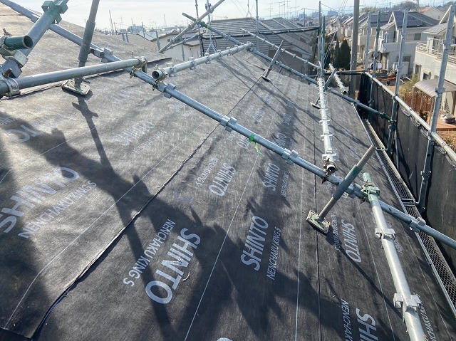 防水シートを張った屋根