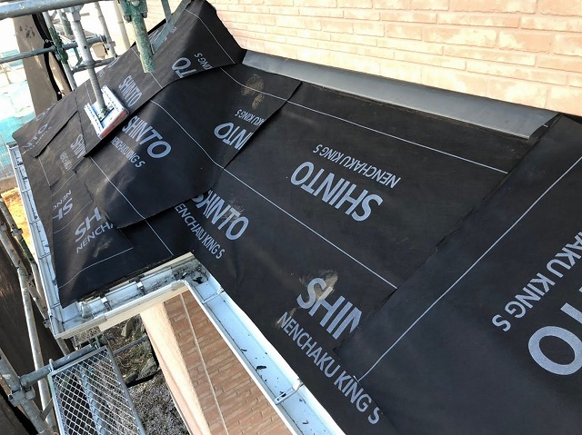 防水シートを張った下屋根