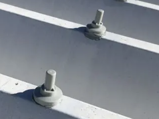 新しいボルトキャップに交換した折板屋根