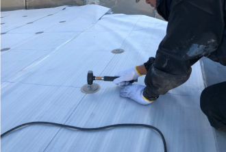 ウレタン防水やシート防水で形成した防水層によって雨水の浸入を防ぐ防水施工