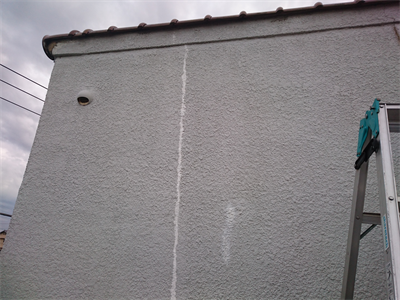 外壁のクラックをコーキングで補修した跡