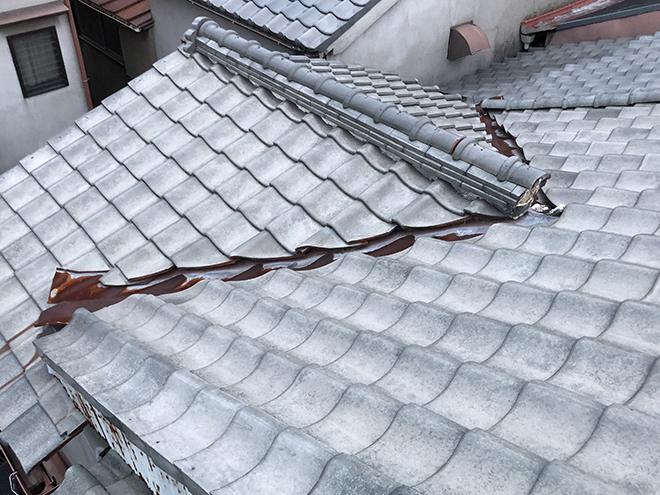吹田市南金田で錆による雨漏りが心配な谷板金交換と漆喰詰め直しご案内