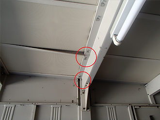 物置の屋根同士を留めているビスが緩んで屋根同士に隙間が出来ています