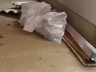 飛散した屋根材