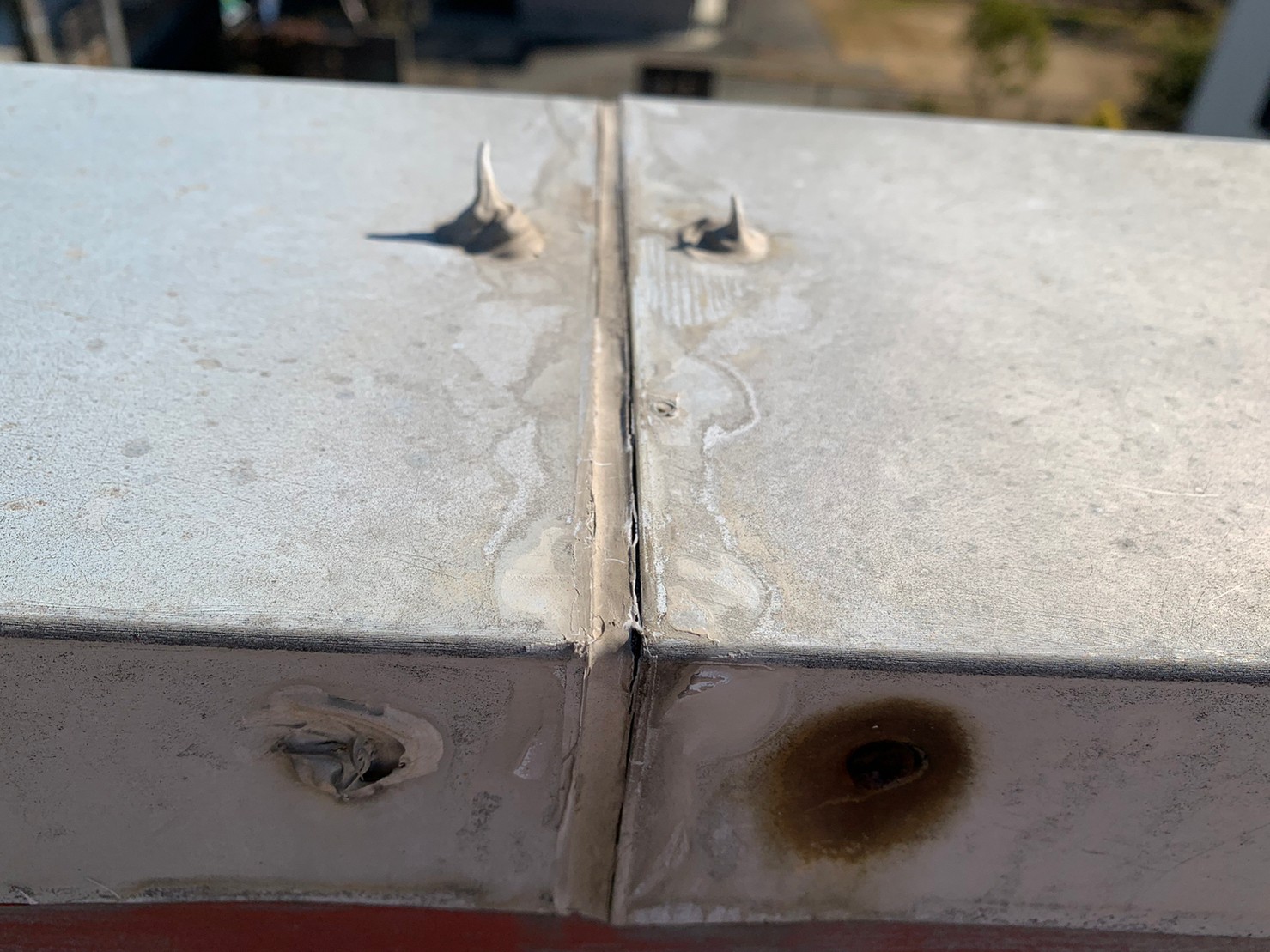 守山区の笠木シール切れ