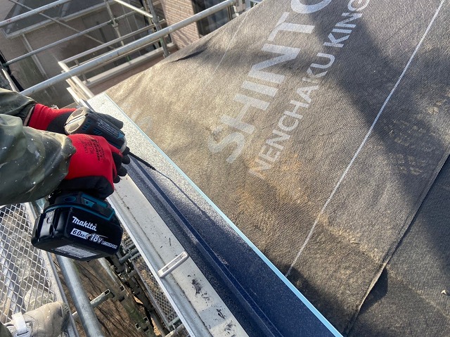 軒先の板金を設置している様子