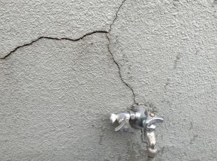構造クラックのあるモルタル外壁