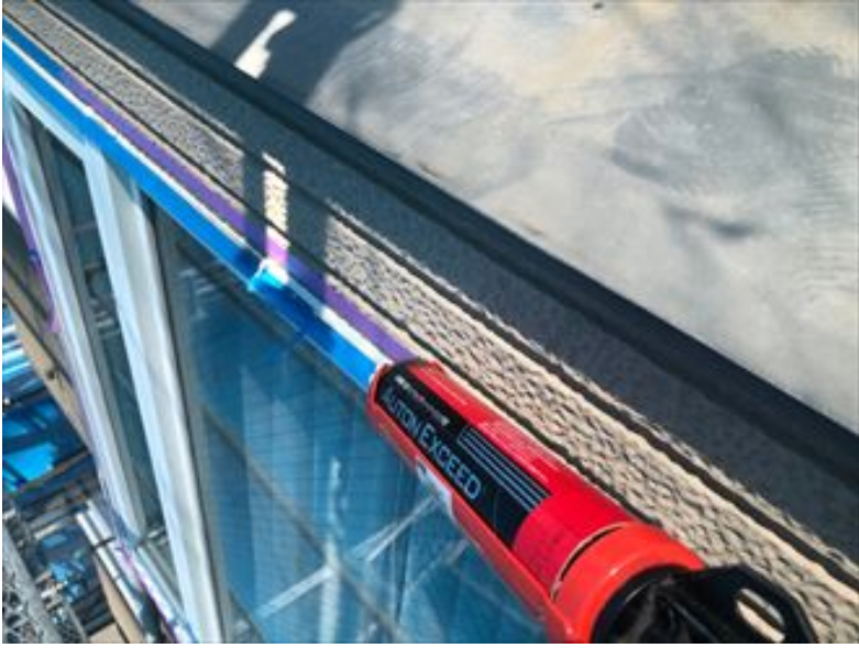 コーキングを充填する様子